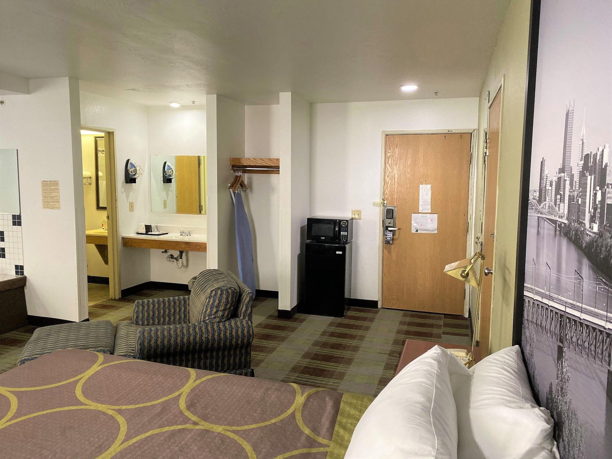 Super 8 By Wyndham Pittsburgh/Monroeville Exterior photo