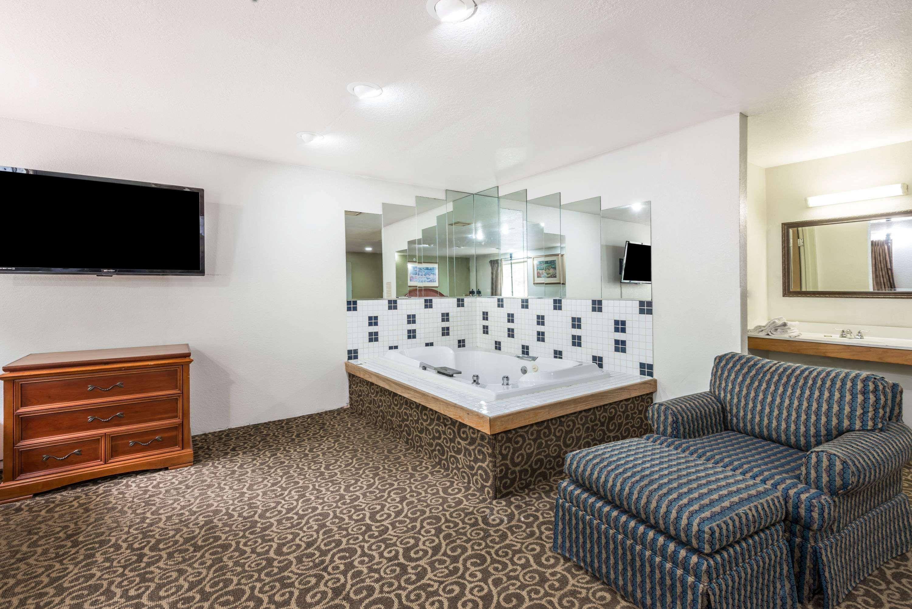 Super 8 By Wyndham Pittsburgh/Monroeville Exterior photo