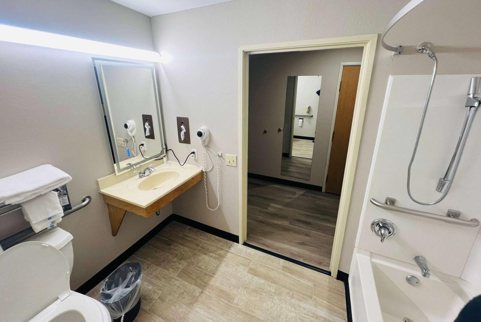 Super 8 By Wyndham Pittsburgh/Monroeville Exterior photo