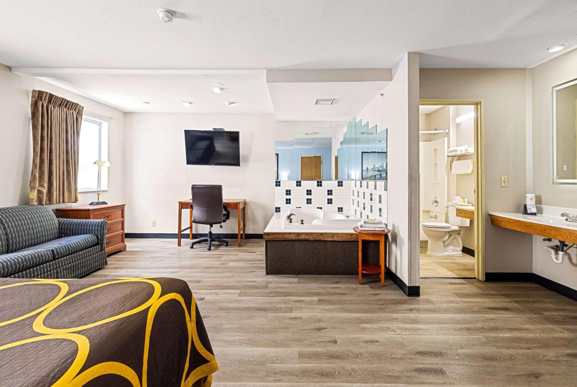 Super 8 By Wyndham Pittsburgh/Monroeville Exterior photo