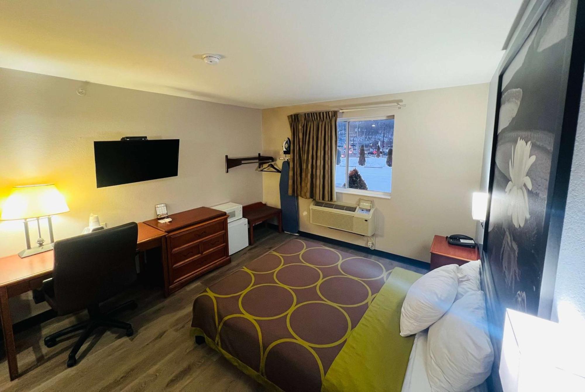 Super 8 By Wyndham Pittsburgh/Monroeville Exterior photo