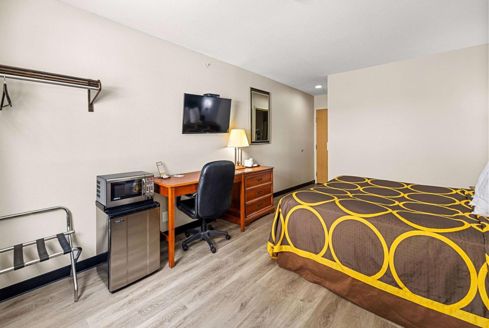 Super 8 By Wyndham Pittsburgh/Monroeville Exterior photo