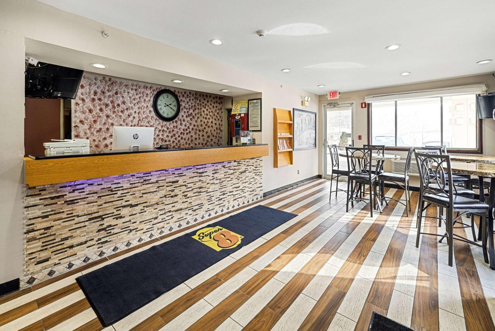 Super 8 By Wyndham Pittsburgh/Monroeville Exterior photo
